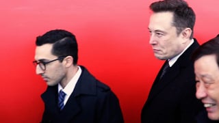Elon Musk bất ngờ 'trảm' tướng Tesla