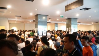 Cả ngàn người xếp hàng xuyên đêm chờ nộp hồ sơ mua nhà ở xã hội