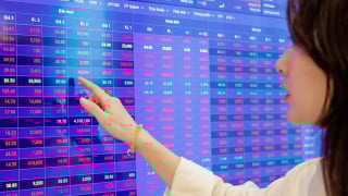 VN-Index áp sát 1.400 điểm: Tâm lý chốt lời rập rình, chưa yên với 'sóng' thuế đối ứng