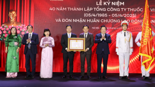 Vinataba đón nhận Huân chương Lao động hạng Ba nhân kỷ niệm 40 năm thành lập