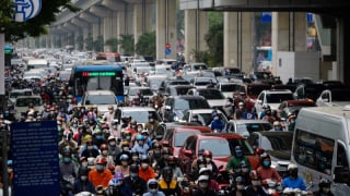 Cấm xe máy chạy xăng: ‘Trước tiên phải dựng trạm sạc’