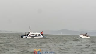 Tàu du lịch chở 53 du khách trên vịnh Hạ Long bị lật chìm

