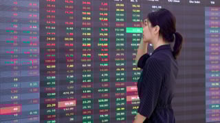 Xuất hiện tín hiệu bull-trap, VN-Index chuyển đỏ cuối phiên