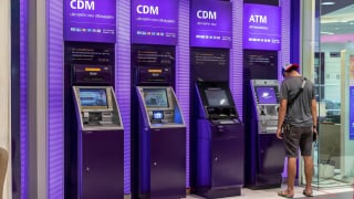Máy CRM và bước đệm hợp kênh: Bài học từ Santander đến SHB