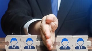 Nhân sự ngân hàng: Đồng loạt cắt giảm nhưng không thể không tuyển mới