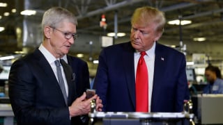 CEO Apple thuyết phục TT Trump tạm gác giấc mơ iPhone ‘Made in USA’