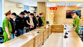 Khởi tố 2 nhân viên ngân hàng liên quan đường dây rửa tiền hơn 67.000 tỷ đồng