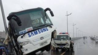 Mưa to đường trơn, xe chở công nhân Samsung trượt khỏi cao tốc