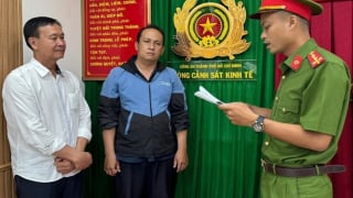 Ăn hối lộ đường dây buôn lậu dầu: Hai cán bộ hải quan Cảng Phú Mỹ bị bắt