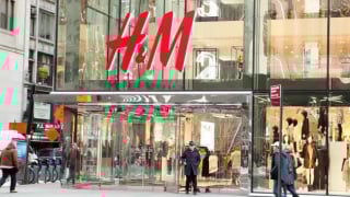 [Câu chuyện kinh doanh] H&M: ‘Vật lộn’ với cuộc chiến thương mại điện tử