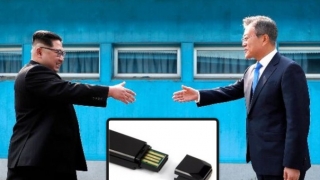 Có gì trong USB Tổng thống Hàn Quốc trao cho ông Kim Jong-un?