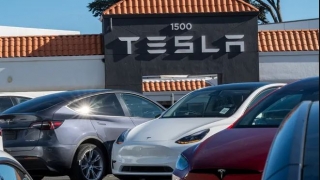 Doanh số giảm sâu, BYD trả ‘ngôi vương’ cho Tesla