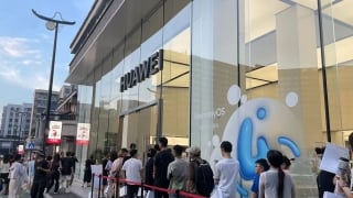 Những người mua sắm yêu nước đã ‘cứu’ Huawei một bàn thua trông thấy
