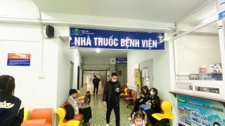 Mỗi tháng tốn vài chục triệu viện phí, bố mẹ lo 'săn' bảo hiểm sức khoẻ cho con