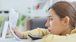 Thói quen tiêu xài dễ dãi đẩy giới trẻ vào nỗi lo hưu trí