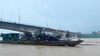 Hai tàu hoang trôi dạt từ Trung Quốc sang: Việt Nam tìm cách giải quyết