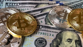 Fed sắp ‘xuống tay’, USD và Bitcoin cùng tăng giá 