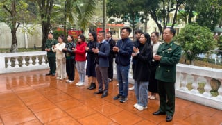 Tạp chí Đầu tư Tài chính dâng hương tại Đài tưởng niệm liệt sỹ Tân Thanh