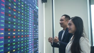 Thị trường chứng khoán 'sale-off', phái sinh đảo chiều ngoạn mục
