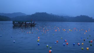 Hàng nghìn ngọn nến lung linh trong đêm tri ân ở hồ Kẻ Gỗ