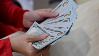 Giá USD 'chợ đen' tăng nóng, vượt đỉnh 26.500 đồng