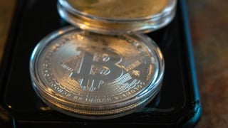Giá Bitcoin bùng nổ, lập đỉnh gần 112.000 USD