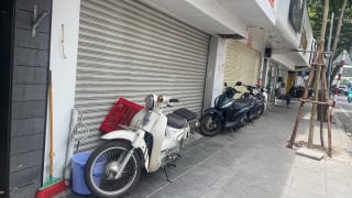 Phố thời trang Hà Nội trầm lặng, cửa hàng ‘nối đuôi’ đóng cửa