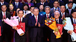 Tổng bí thư Tô Lâm trao quyết định cho ông Nguyễn Văn Nên làm Bí thư TP.HCM