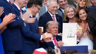 Thông qua đạo luật 4.500 tỷ USD, TT Trump đi vào lịch sử nước Mỹ