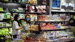 Từ bữa ăn đến du lịch, ‘hộp mù’ càn quét Trung Quốc