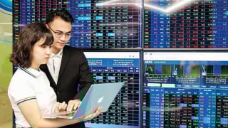 VN-Index điều chỉnh mạnh: Tạo điểm bán đẹp, kích hoạt dòng tiền ngoài thị trường