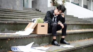 Công chức thất nghiệp:  Khủng hoảng kép tuổi trung niên