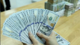 Giá USD ngân hàng biến động trái chiều, thị trường tự do giảm mạnh