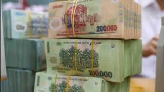 Lãi suất liên ngân hàng bất ngờ vọt lên 13%/năm