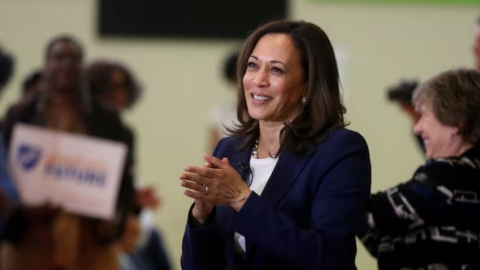 Bà Kamala Harris vượt lên ông Trump, đồng USD lập tức phản ứng