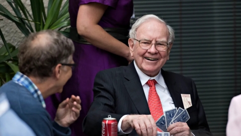 'Bí kíp' thọ 94 tuổi của tỷ phú Warren Buffett: Nghiện đồ ăn nhanh, chơi bài 8 tiếng/tuần