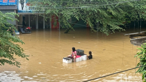 Lũ trên sông Cầu tại Thái Nguyên lập đỉnh, người dân xuyên đêm chạy lụt