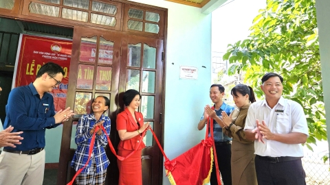 VietnamFinance Foundation bàn giao nhà tình thương cho bà Trần Thị Giỏi