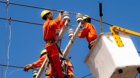 Giá điện tăng thêm gần 5% ngay khi EVN báo lỗ xấp xỉ tỷ USD