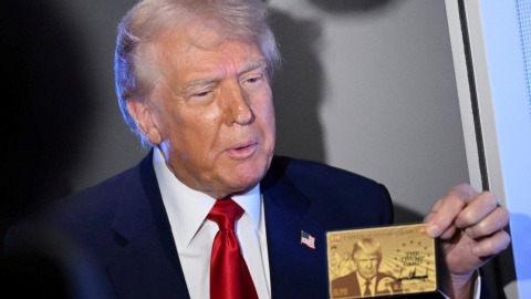 TT Trump hé lộ hình ảnh thẻ vàng nhập cư 5 triệu USD của Mỹ