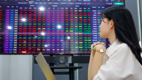 Tháng 4 'sóng gió', VN-Index 'chùn chân' trước vùng cản