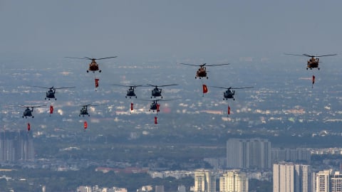 'Hổ mang chúa' SU-30MK2 bắn đạn nhiễu mãn nhãn trên bầu trời TP.HCM