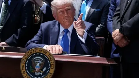 Kinh tế Mỹ tăng trưởng âm: Ông Trump vật lộn giữa những chỉ trích