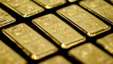 Vàng tụt sâu gần 2%, Phố Wall đậm sắc xanh nhờ thỏa thuận thương mại Mỹ - Anh