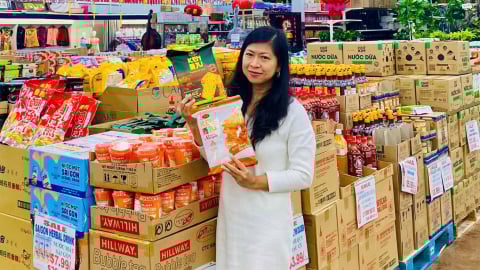 Cô bé bán vé số trở thành doanh nhân toàn cầu
