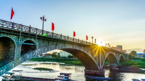 Ngắm cây cầu vòm đá duy nhất Việt Nam