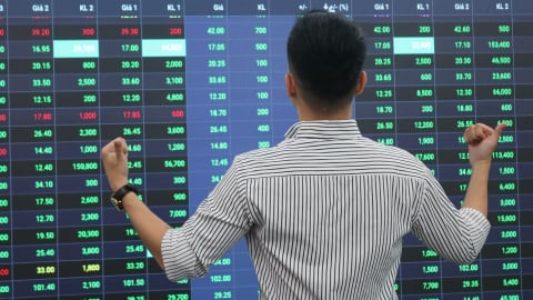 Chữ V của ‘vượt khó’: VIC – VHM – VPB giúp VN-Index 'vá' mốc 1.300
