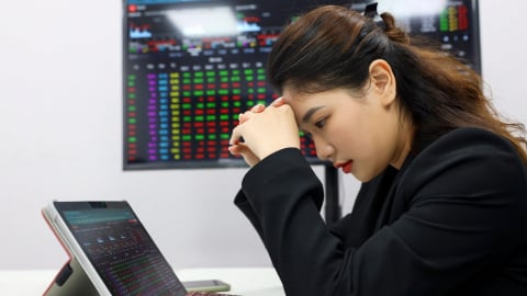 Thị trường chứng khoán đảo chiều, nhà đầu tư FOMO như ngồi trên đống lửa