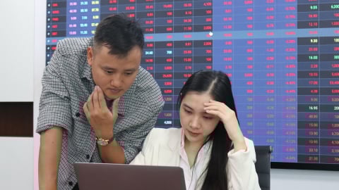 VN-Index vượt 1.300 điểm: Nhà đầu tư vẫn 'lạc nhịp' thị trường