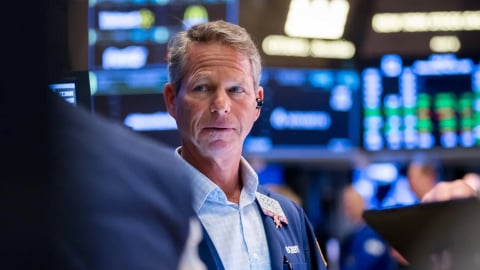 Thuế đối ứng của TT Trump bị chặn: Chứng khoán ngược chiều giá vàng